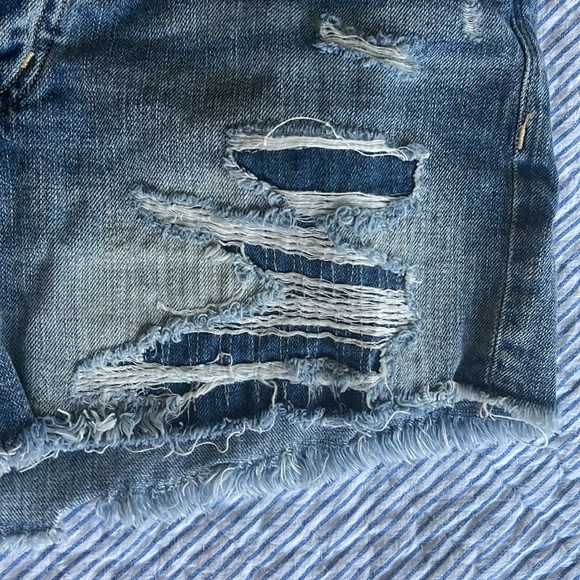 American Eagle, distressed jean shorts, size 6 - Picture 3 of 4